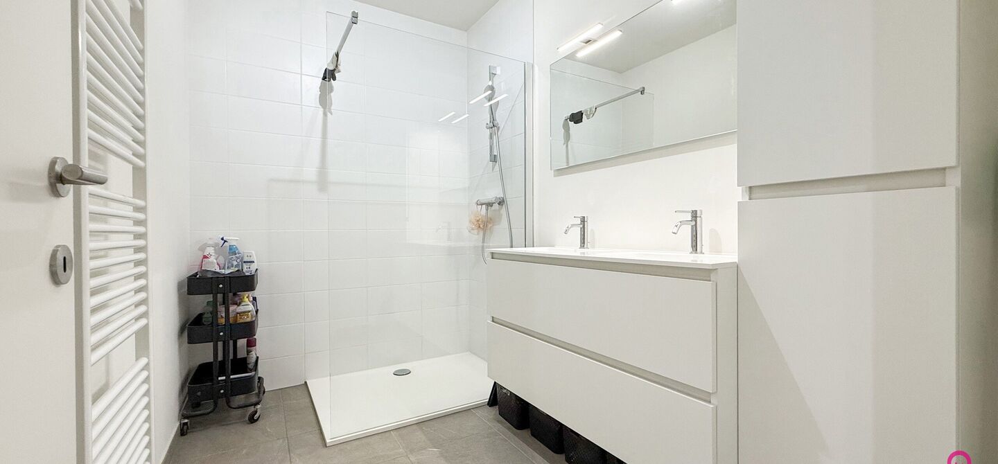 Bij ImmoFusion 7/7 “open huis”: klik op onze 3D-TOUR.
Ervaar vastgoed alsof je er zelf doorloopt!

Ontdek dit moderne en energiezuinige appartement aan de August Cuppensstraat 6 bus C05 in het hart van Beringen. Dit instapklaar appartement uit 2021 bi