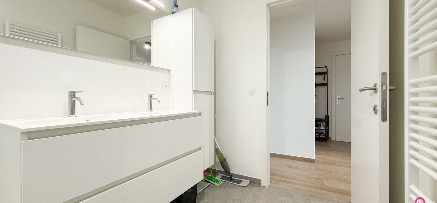 Bij ImmoFusion 7/7 “open huis”: klik op onze 3D-TOUR.
Ervaar vastgoed alsof je er zelf doorloopt!

Ontdek dit moderne en energiezuinige appartement aan de August Cuppensstraat 6 bus C05 in het hart van Beringen. Dit instapklaar appartement uit 2021 bi