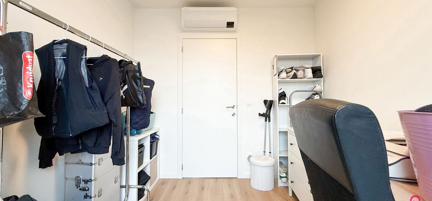 Bij ImmoFusion 7/7 “open huis”: klik op onze 3D-TOUR.
Ervaar vastgoed alsof je er zelf doorloopt!

Ontdek dit moderne en energiezuinige appartement aan de August Cuppensstraat 6 bus C05 in het hart van Beringen. Dit instapklaar appartement uit 2021 bi