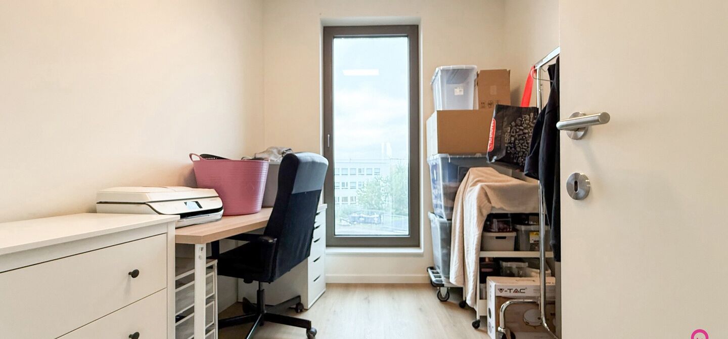 Bij ImmoFusion 7/7 “open huis”: klik op onze 3D-TOUR.
Ervaar vastgoed alsof je er zelf doorloopt!

Ontdek dit moderne en energiezuinige appartement aan de August Cuppensstraat 6 bus C05 in het hart van Beringen. Dit instapklaar appartement uit 2021 bi