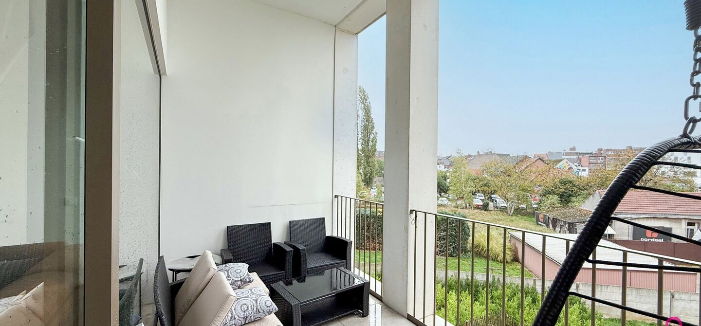 Bij ImmoFusion 7/7 “open huis”: klik op onze 3D-TOUR.
Ervaar vastgoed alsof je er zelf doorloopt!

Ontdek dit moderne en energiezuinige appartement aan de August Cuppensstraat 6 bus C05 in het hart van Beringen. Dit instapklaar appartement uit 2021 bi