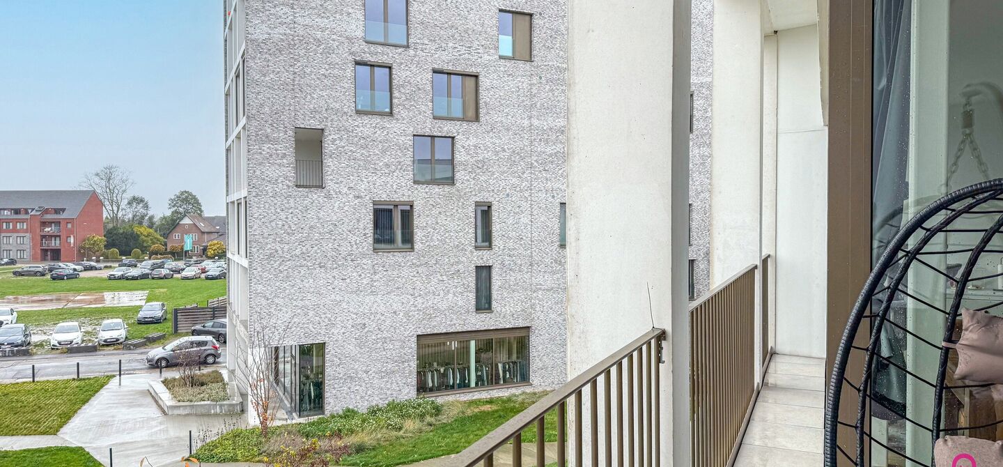 Bij ImmoFusion 7/7 “open huis”: klik op onze 3D-TOUR.
Ervaar vastgoed alsof je er zelf doorloopt!

Ontdek dit moderne en energiezuinige appartement aan de August Cuppensstraat 6 bus C05 in het hart van Beringen. Dit instapklaar appartement uit 2021 bi