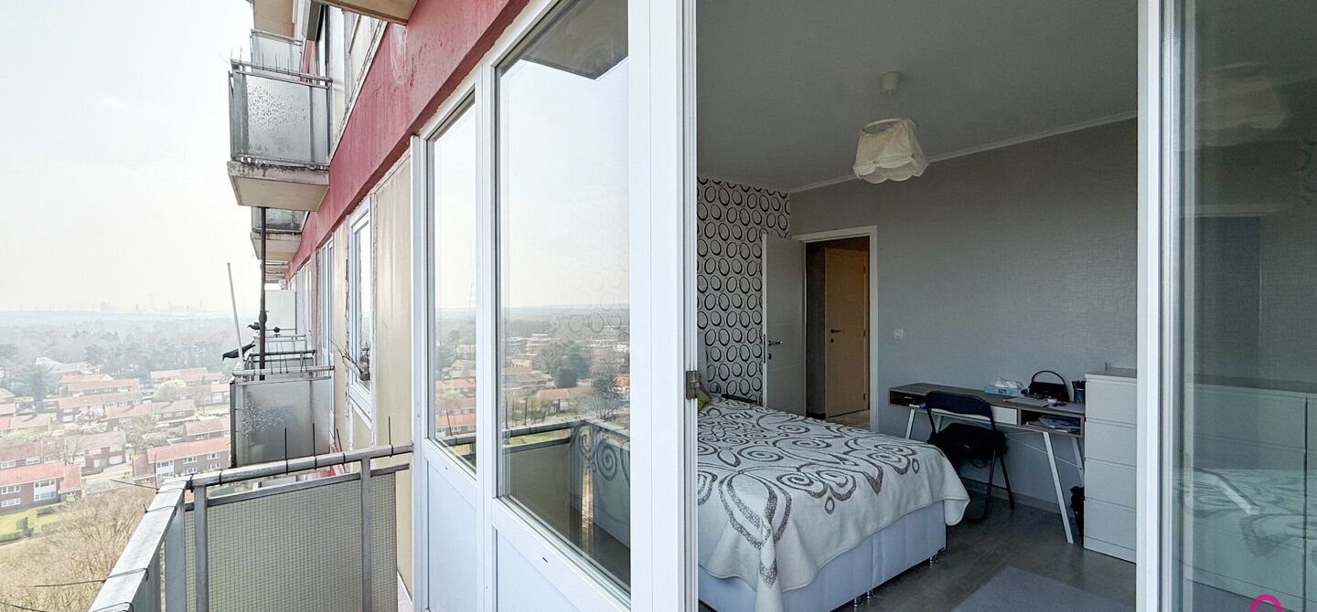 Ben jij op zoek naar een instapklaar appartement met 3 slaapkamers, een ruim terras en een prachtig uitzicht? Lees dan zeker verder.

Op de Zonneweeldelaan te Genk vinden we dit knappe appartement terug op de14de verdieping.
Het gaat hier werkelijkheid om