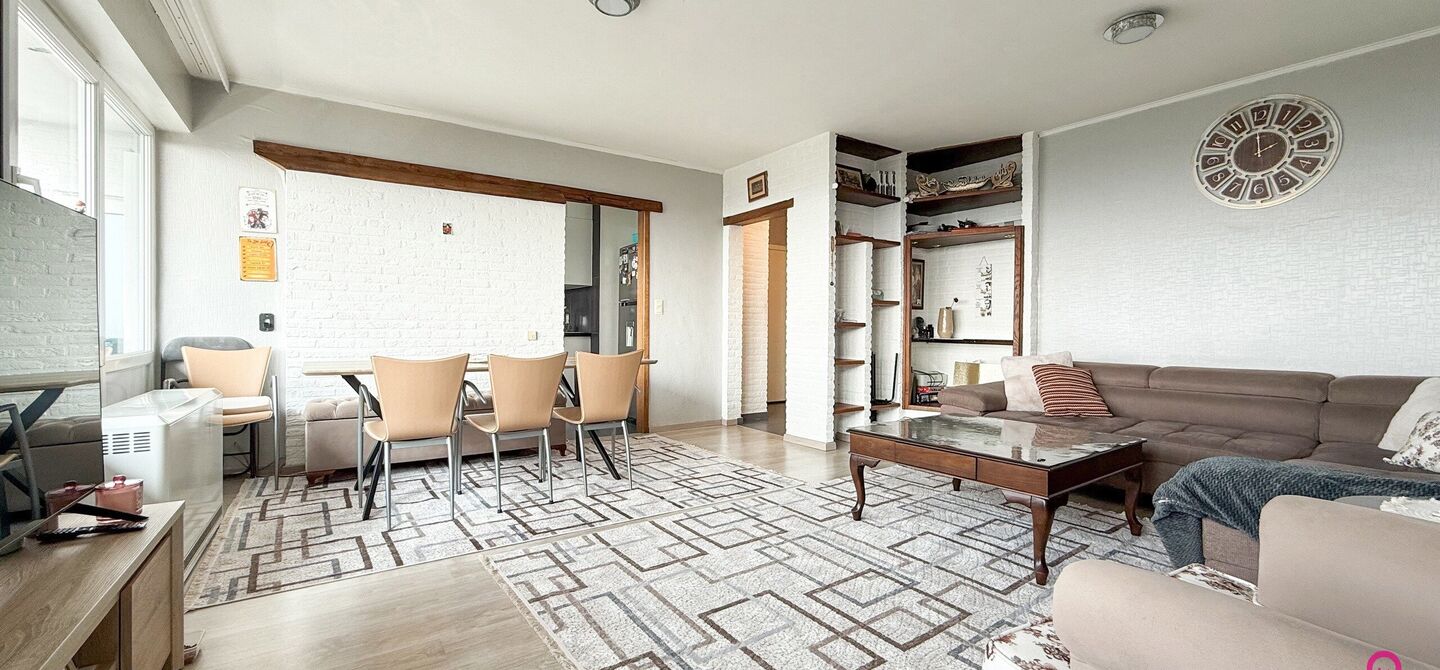 Ben jij op zoek naar een instapklaar appartement met 3 slaapkamers, een ruim terras en een prachtig uitzicht? Lees dan zeker verder.
Op de Zonneweeldelaan te Genk vinden we dit knappe appartement terug op de14de verdieping.
Het gaat hier werkelijkheid om