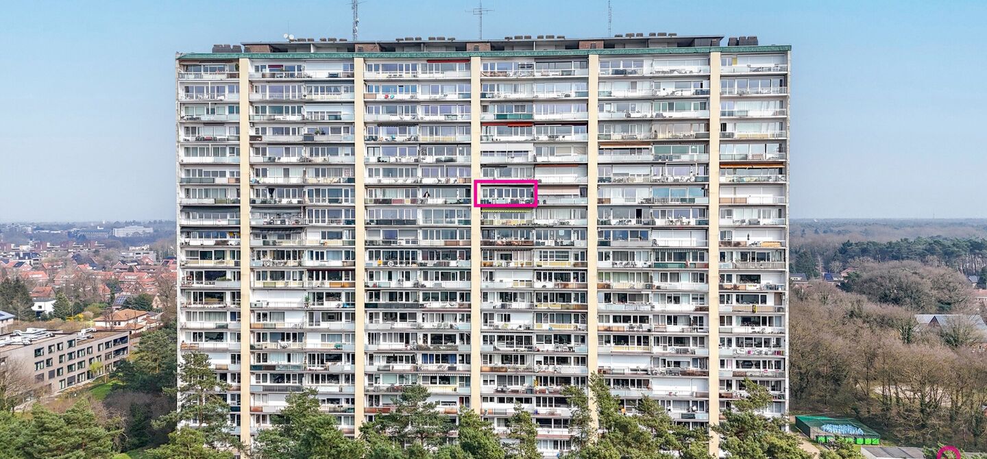 Ben jij op zoek naar een instapklaar appartement met 3 slaapkamers, een ruim terras en een prachtig uitzicht? Lees dan zeker verder.
Op de Zonneweeldelaan te Genk vinden we dit knappe appartement terug op de14de verdieping.
Het gaat hier werkelijkheid om