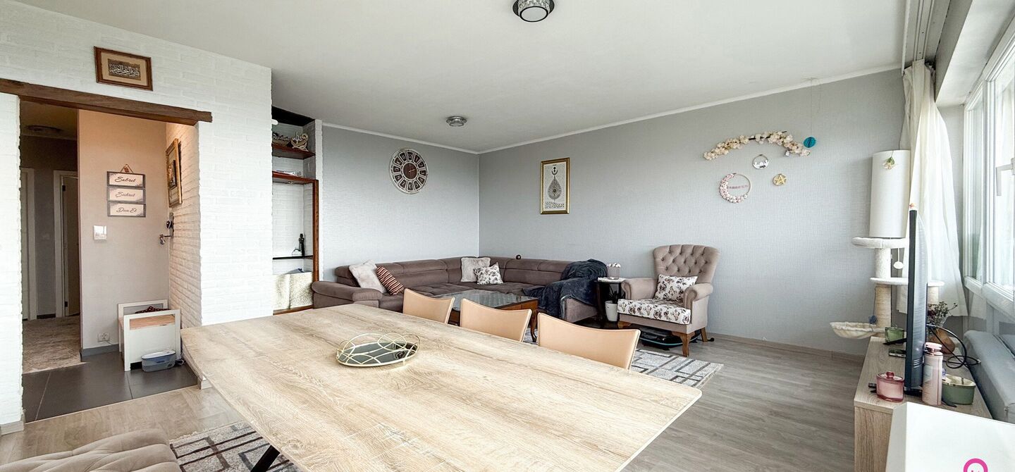 Ben jij op zoek naar een instapklaar appartement met 3 slaapkamers, een ruim terras en een prachtig uitzicht? Lees dan zeker verder.
Op de Zonneweeldelaan te Genk vinden we dit knappe appartement terug op de14de verdieping.
Het gaat hier werkelijkheid om