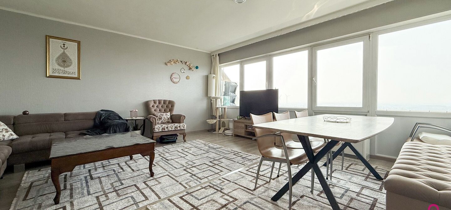 Ben jij op zoek naar een instapklaar appartement met 3 slaapkamers, een ruim terras en een prachtig uitzicht? Lees dan zeker verder.
Op de Zonneweeldelaan te Genk vinden we dit knappe appartement terug op de14de verdieping.
Het gaat hier werkelijkheid om