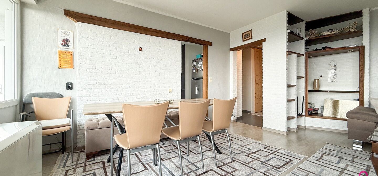 Ben jij op zoek naar een instapklaar appartement met 3 slaapkamers, een ruim terras en een prachtig uitzicht? Lees dan zeker verder.
Op de Zonneweeldelaan te Genk vinden we dit knappe appartement terug op de14de verdieping.
Het gaat hier werkelijkheid om