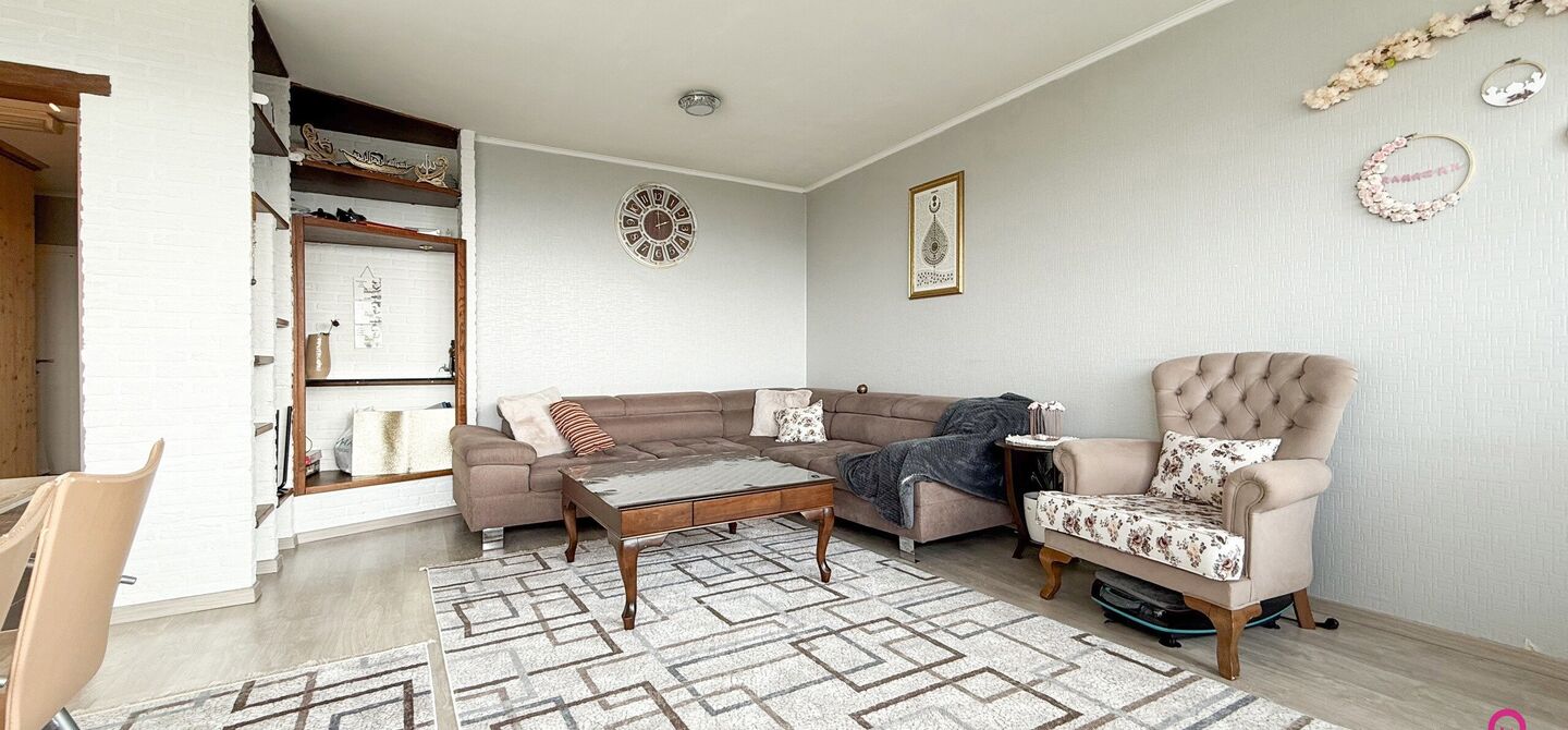 Ben jij op zoek naar een instapklaar appartement met 3 slaapkamers, een ruim terras en een prachtig uitzicht? Lees dan zeker verder.
Op de Zonneweeldelaan te Genk vinden we dit knappe appartement terug op de14de verdieping.
Het gaat hier werkelijkheid om