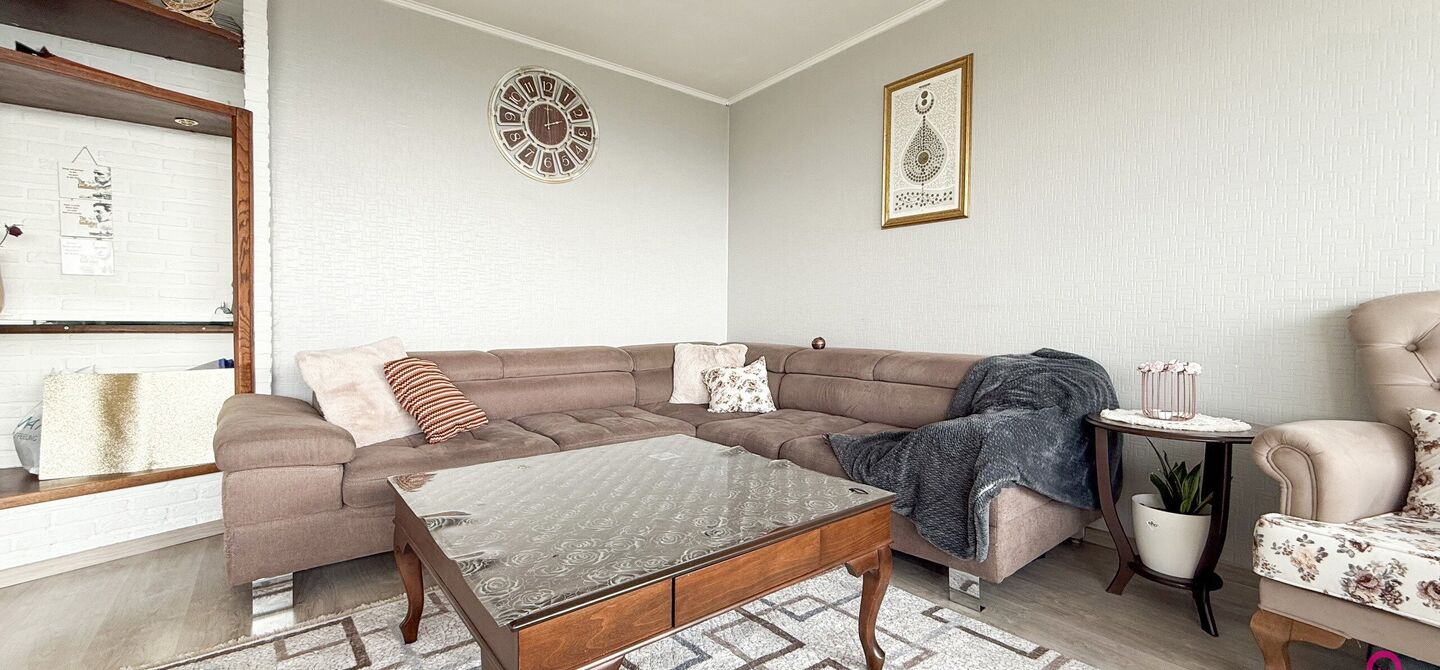 Ben jij op zoek naar een instapklaar appartement met 3 slaapkamers, een ruim terras en een prachtig uitzicht? Lees dan zeker verder.
Op de Zonneweeldelaan te Genk vinden we dit knappe appartement terug op de14de verdieping.
Het gaat hier werkelijkheid om