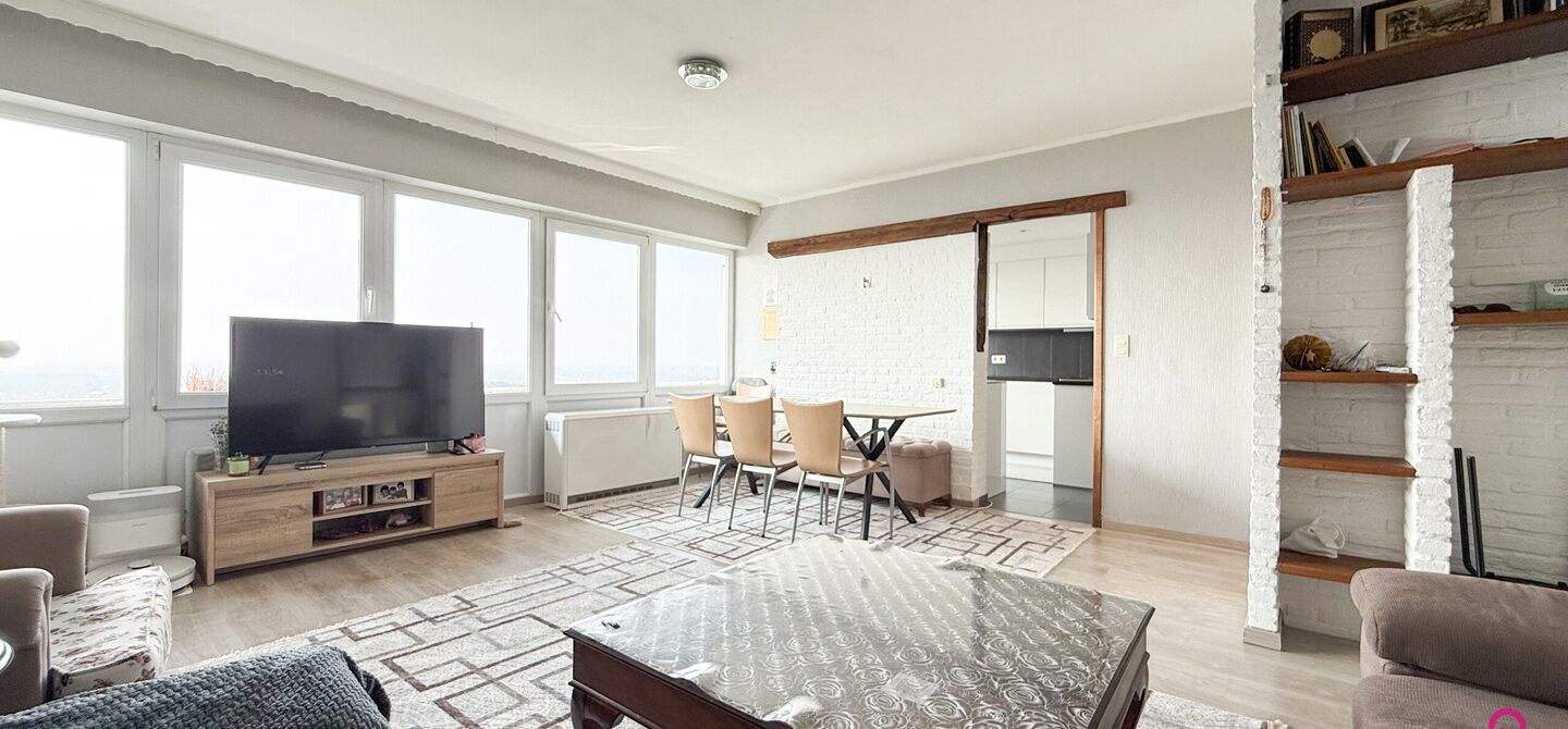 Ben jij op zoek naar een instapklaar appartement met 3 slaapkamers, een ruim terras en een prachtig uitzicht? Lees dan zeker verder.
Op de Zonneweeldelaan te Genk vinden we dit knappe appartement terug op de14de verdieping.
Het gaat hier werkelijkheid om