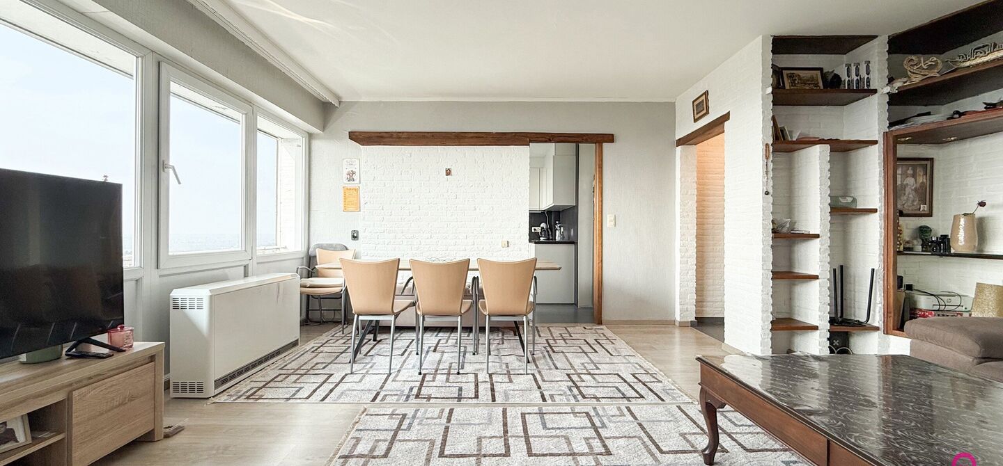 Ben jij op zoek naar een instapklaar appartement met 3 slaapkamers, een ruim terras en een prachtig uitzicht? Lees dan zeker verder.
Op de Zonneweeldelaan te Genk vinden we dit knappe appartement terug op de14de verdieping.
Het gaat hier werkelijkheid om