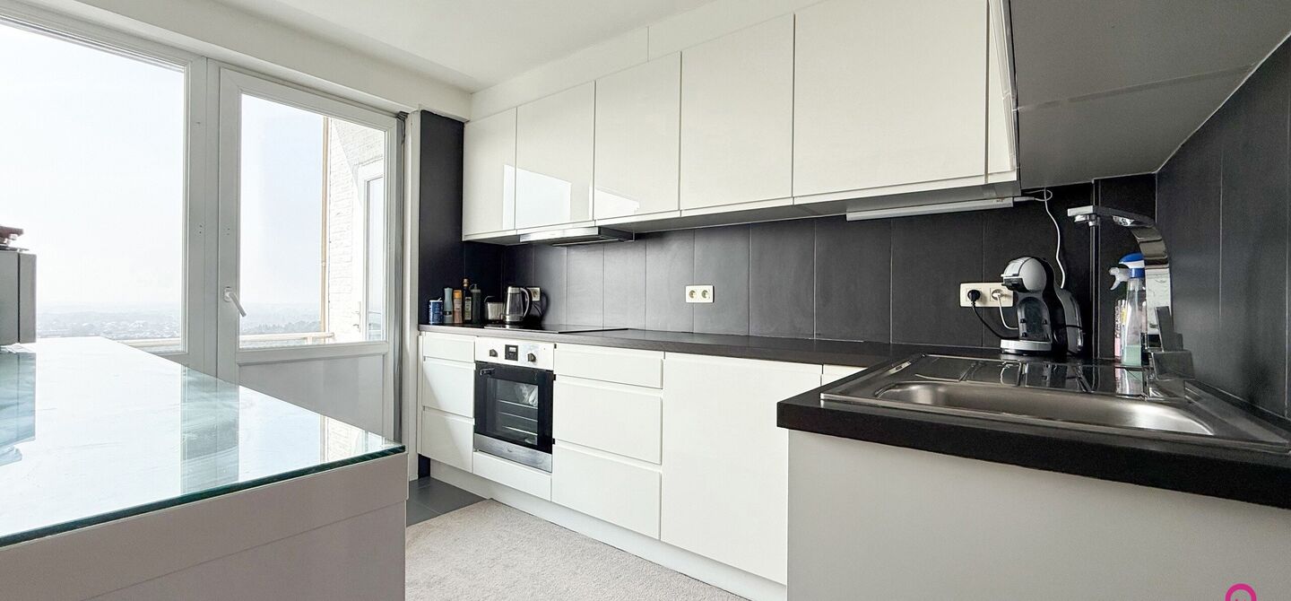 Ben jij op zoek naar een instapklaar appartement met 3 slaapkamers, een ruim terras en een prachtig uitzicht? Lees dan zeker verder.
Op de Zonneweeldelaan te Genk vinden we dit knappe appartement terug op de14de verdieping.
Het gaat hier werkelijkheid om