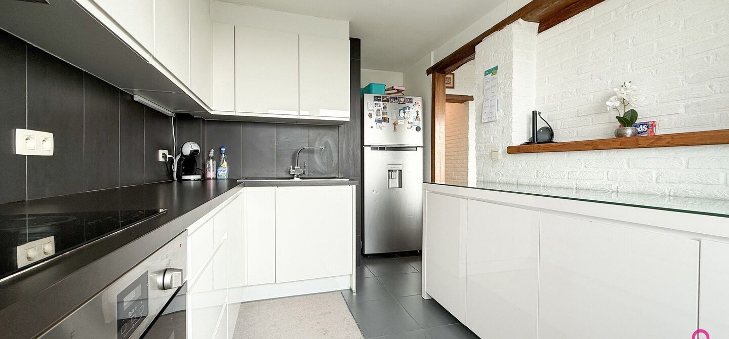 Ben jij op zoek naar een instapklaar appartement met 3 slaapkamers, een ruim terras en een prachtig uitzicht? Lees dan zeker verder.
Op de Zonneweeldelaan te Genk vinden we dit knappe appartement terug op de14de verdieping.
Het gaat hier werkelijkheid om