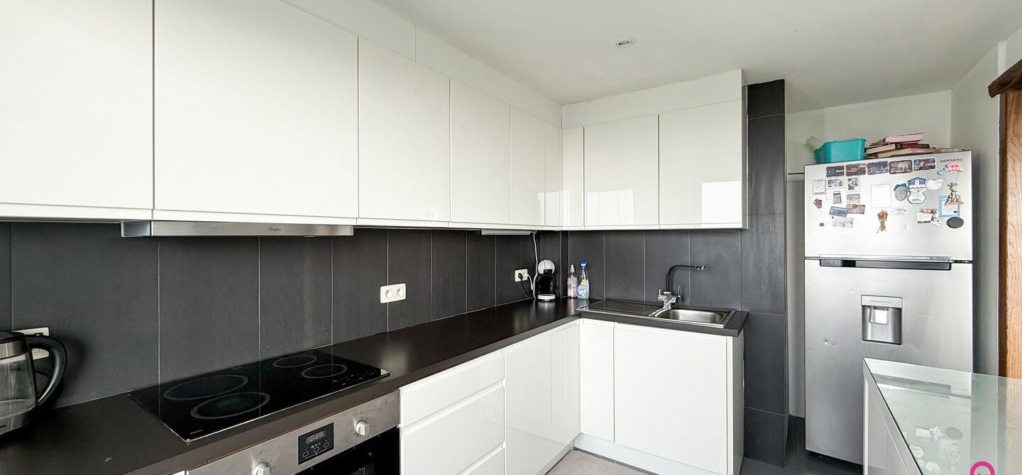 Ben jij op zoek naar een instapklaar appartement met 3 slaapkamers, een ruim terras en een prachtig uitzicht? Lees dan zeker verder.
Op de Zonneweeldelaan te Genk vinden we dit knappe appartement terug op de14de verdieping.
Het gaat hier werkelijkheid om