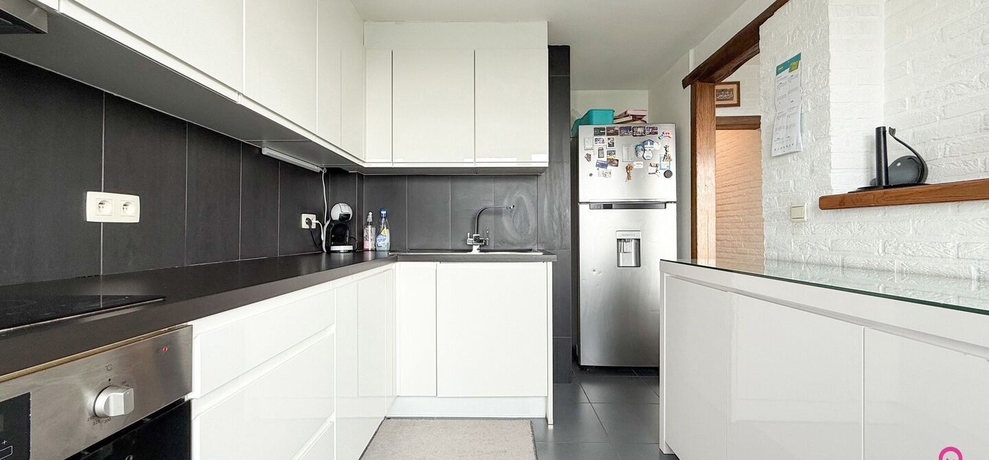 Ben jij op zoek naar een instapklaar appartement met 3 slaapkamers, een ruim terras en een prachtig uitzicht? Lees dan zeker verder.
Op de Zonneweeldelaan te Genk vinden we dit knappe appartement terug op de14de verdieping.
Het gaat hier werkelijkheid om