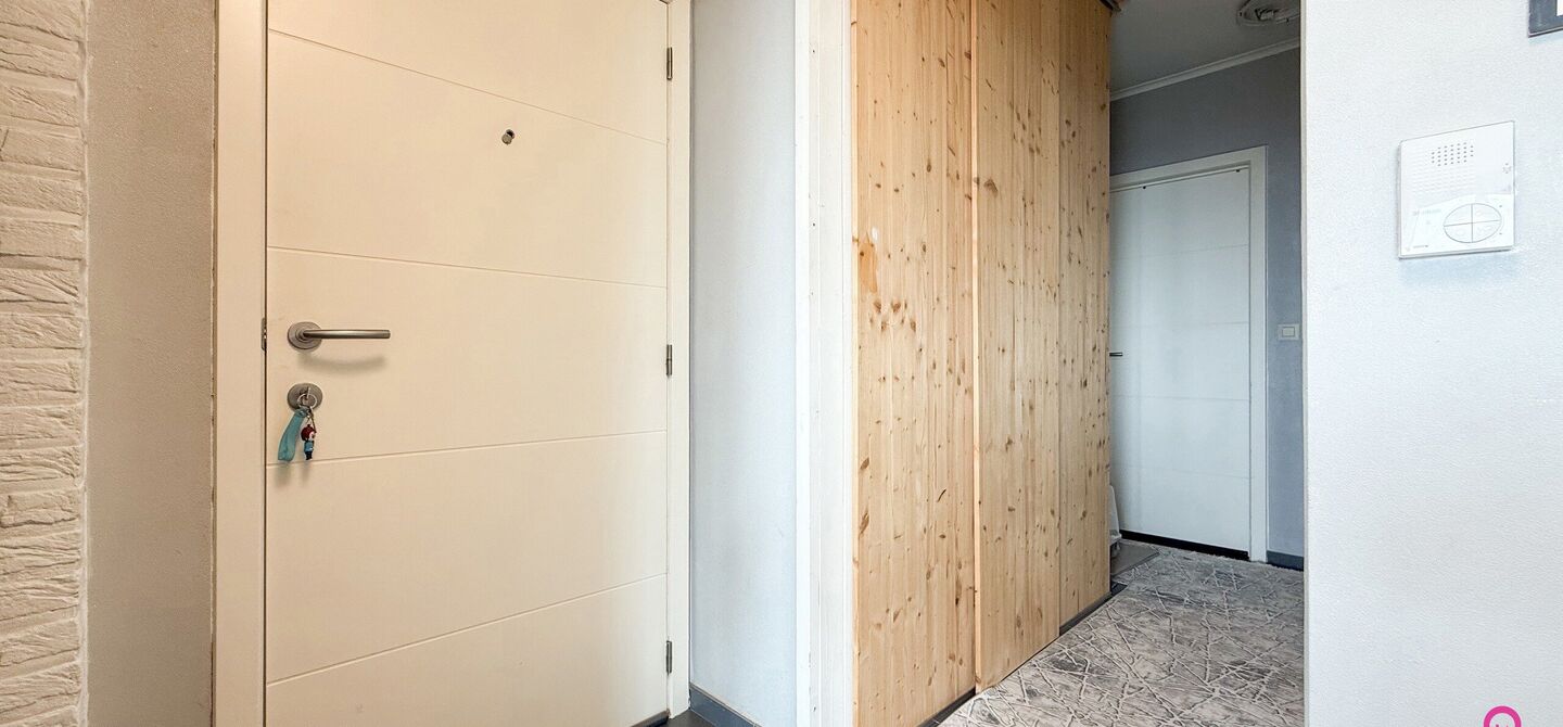 Ben jij op zoek naar een instapklaar appartement met 3 slaapkamers, een ruim terras en een prachtig uitzicht? Lees dan zeker verder.
Op de Zonneweeldelaan te Genk vinden we dit knappe appartement terug op de14de verdieping.
Het gaat hier werkelijkheid om