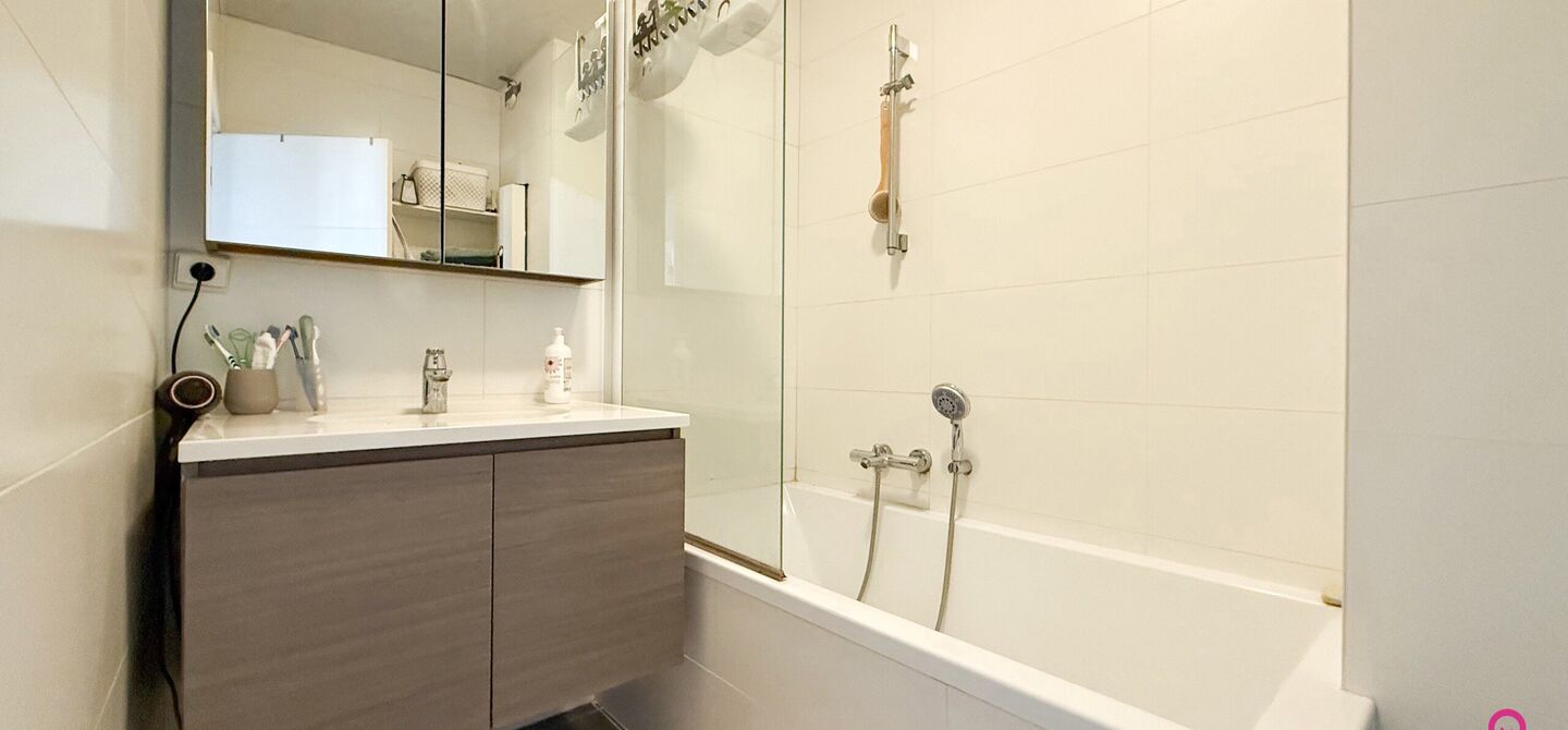 Ben jij op zoek naar een instapklaar appartement met 3 slaapkamers, een ruim terras en een prachtig uitzicht? Lees dan zeker verder.
Op de Zonneweeldelaan te Genk vinden we dit knappe appartement terug op de14de verdieping.
Het gaat hier werkelijkheid om