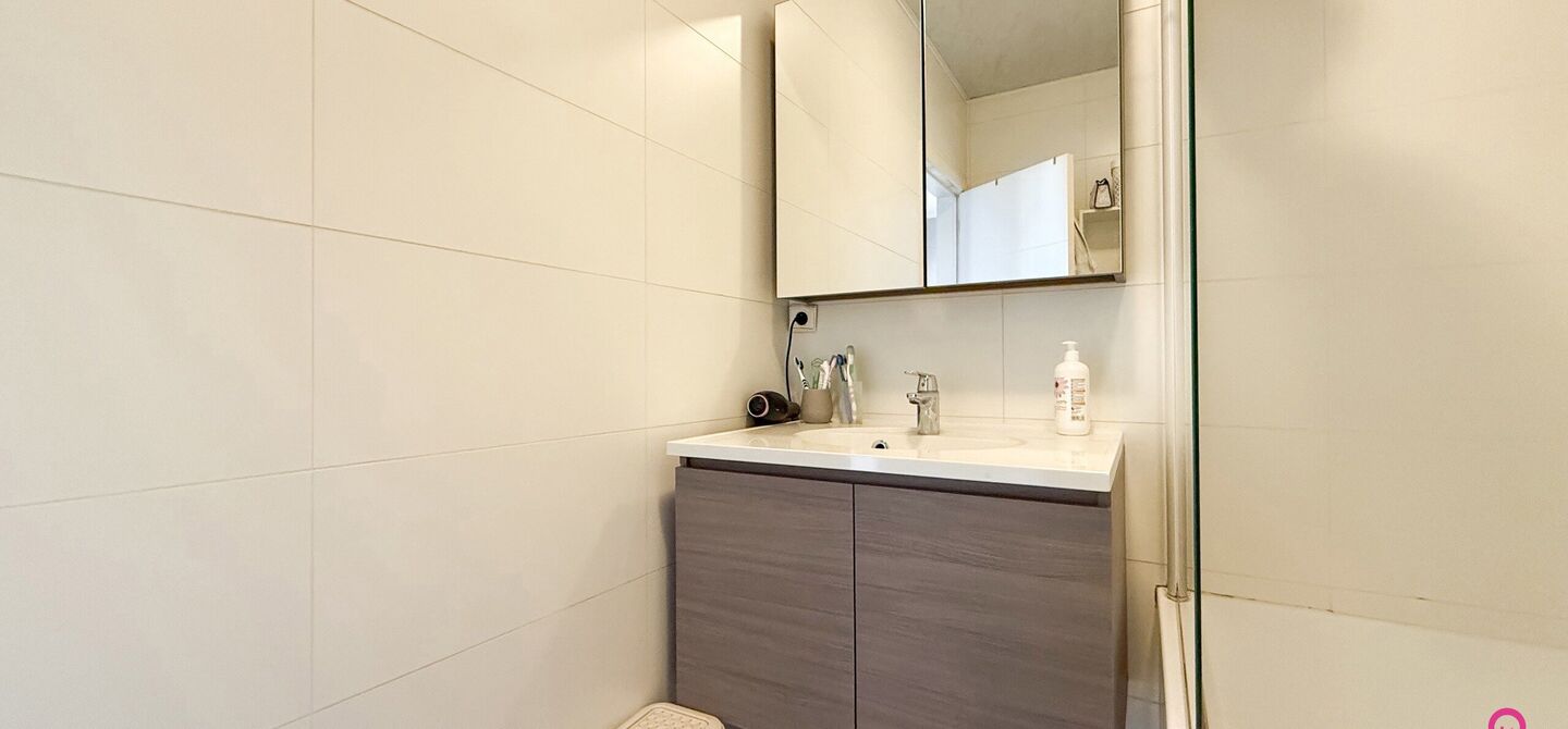 Ben jij op zoek naar een instapklaar appartement met 3 slaapkamers, een ruim terras en een prachtig uitzicht? Lees dan zeker verder.
Op de Zonneweeldelaan te Genk vinden we dit knappe appartement terug op de14de verdieping.
Het gaat hier werkelijkheid om