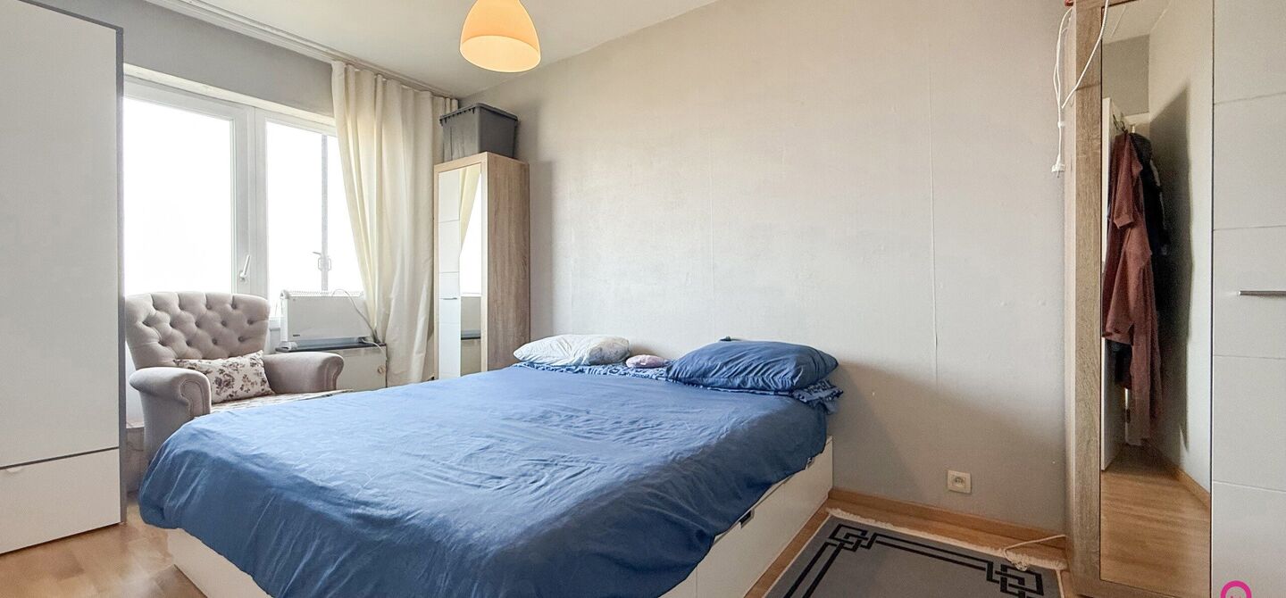Ben jij op zoek naar een instapklaar appartement met 3 slaapkamers, een ruim terras en een prachtig uitzicht? Lees dan zeker verder.
Op de Zonneweeldelaan te Genk vinden we dit knappe appartement terug op de14de verdieping.
Het gaat hier werkelijkheid om