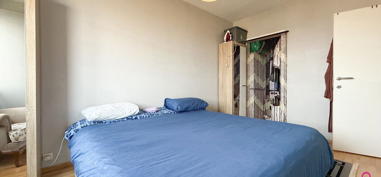 Ben jij op zoek naar een instapklaar appartement met 3 slaapkamers, een ruim terras en een prachtig uitzicht? Lees dan zeker verder.
Op de Zonneweeldelaan te Genk vinden we dit knappe appartement terug op de14de verdieping.
Het gaat hier werkelijkheid om