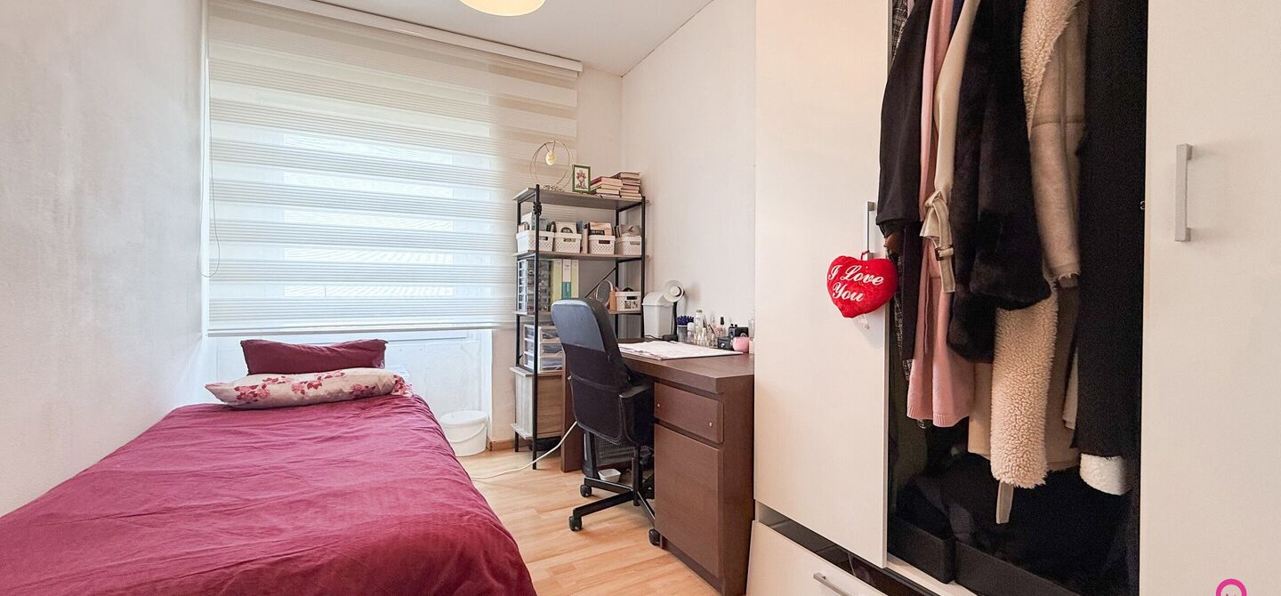 Ben jij op zoek naar een instapklaar appartement met 3 slaapkamers, een ruim terras en een prachtig uitzicht? Lees dan zeker verder.
Op de Zonneweeldelaan te Genk vinden we dit knappe appartement terug op de14de verdieping.
Het gaat hier werkelijkheid om