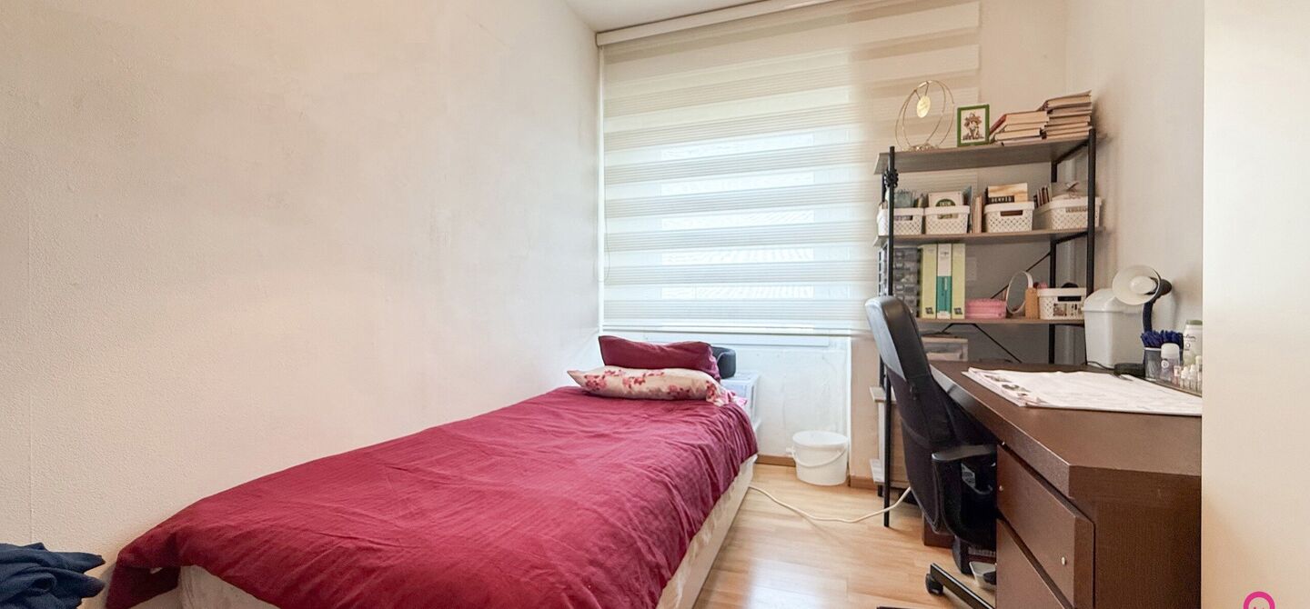 Ben jij op zoek naar een instapklaar appartement met 3 slaapkamers, een ruim terras en een prachtig uitzicht? Lees dan zeker verder.
Op de Zonneweeldelaan te Genk vinden we dit knappe appartement terug op de14de verdieping.
Het gaat hier werkelijkheid om