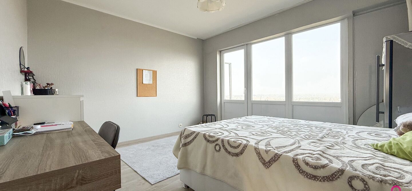 Ben jij op zoek naar een instapklaar appartement met 3 slaapkamers, een ruim terras en een prachtig uitzicht? Lees dan zeker verder.
Op de Zonneweeldelaan te Genk vinden we dit knappe appartement terug op de14de verdieping.
Het gaat hier werkelijkheid om
