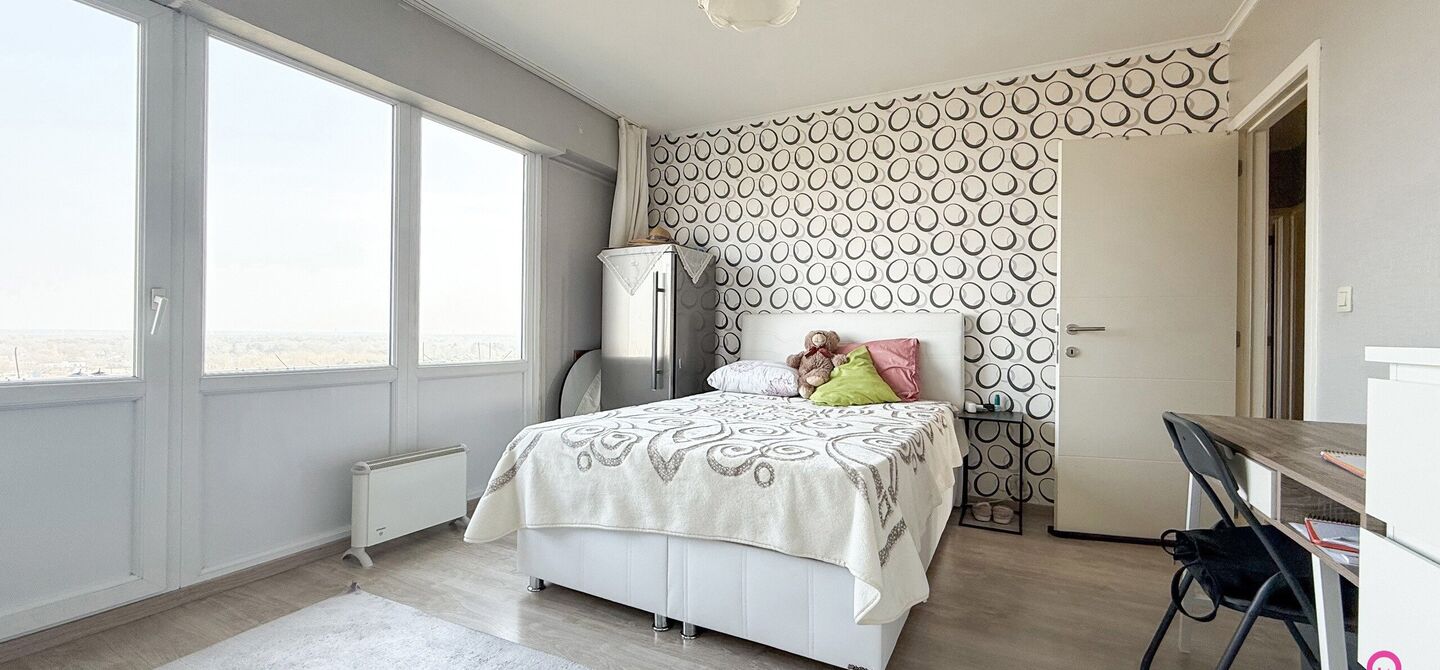 Ben jij op zoek naar een instapklaar appartement met 3 slaapkamers, een ruim terras en een prachtig uitzicht? Lees dan zeker verder.
Op de Zonneweeldelaan te Genk vinden we dit knappe appartement terug op de14de verdieping.
Het gaat hier werkelijkheid om