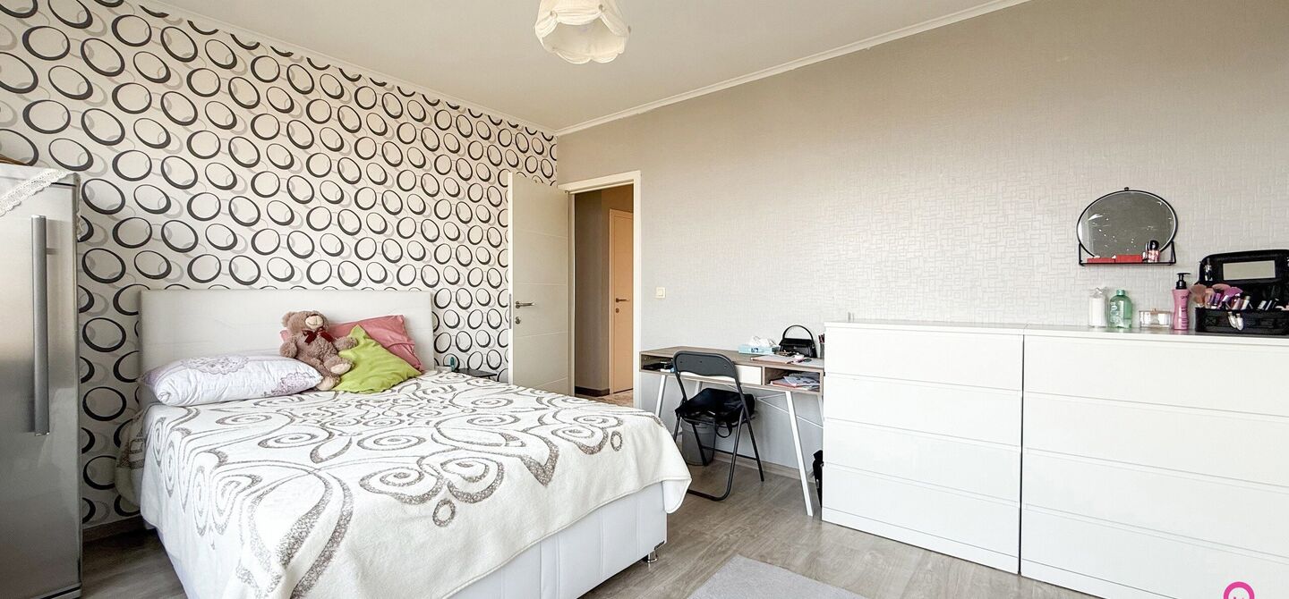 Ben jij op zoek naar een instapklaar appartement met 3 slaapkamers, een ruim terras en een prachtig uitzicht? Lees dan zeker verder.
Op de Zonneweeldelaan te Genk vinden we dit knappe appartement terug op de14de verdieping.
Het gaat hier werkelijkheid om