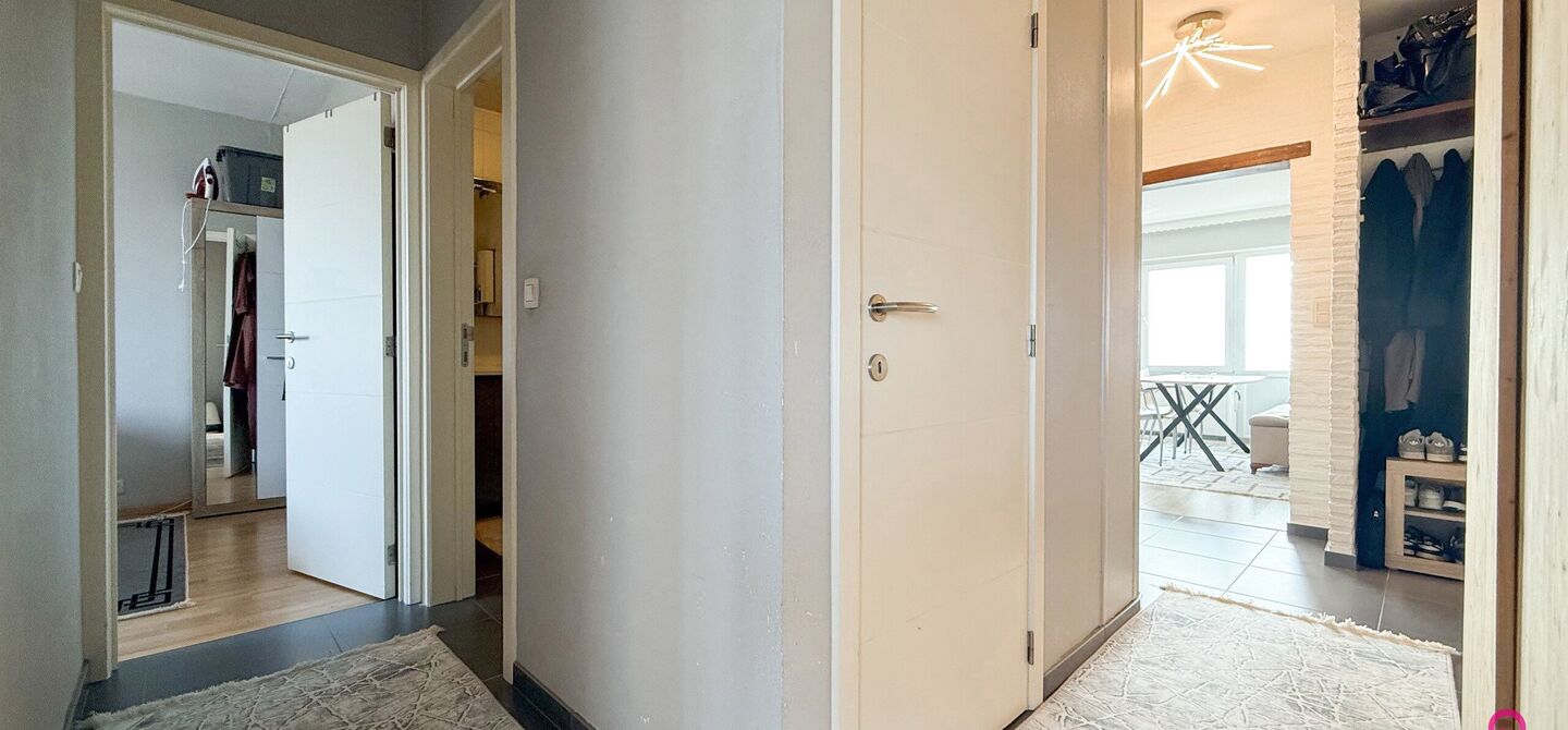 Ben jij op zoek naar een instapklaar appartement met 3 slaapkamers, een ruim terras en een prachtig uitzicht? Lees dan zeker verder.
Op de Zonneweeldelaan te Genk vinden we dit knappe appartement terug op de14de verdieping.
Het gaat hier werkelijkheid om