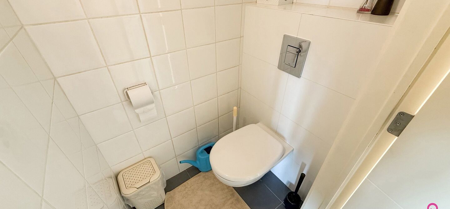 Ben jij op zoek naar een instapklaar appartement met 3 slaapkamers, een ruim terras en een prachtig uitzicht? Lees dan zeker verder.
Op de Zonneweeldelaan te Genk vinden we dit knappe appartement terug op de14de verdieping.
Het gaat hier werkelijkheid om