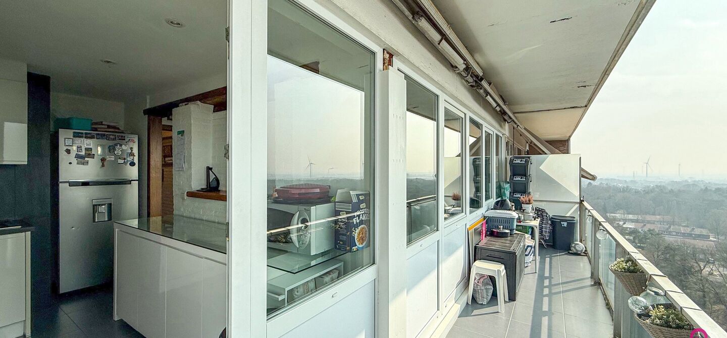 Ben jij op zoek naar een instapklaar appartement met 3 slaapkamers, een ruim terras en een prachtig uitzicht? Lees dan zeker verder.
Op de Zonneweeldelaan te Genk vinden we dit knappe appartement terug op de14de verdieping.
Het gaat hier werkelijkheid om