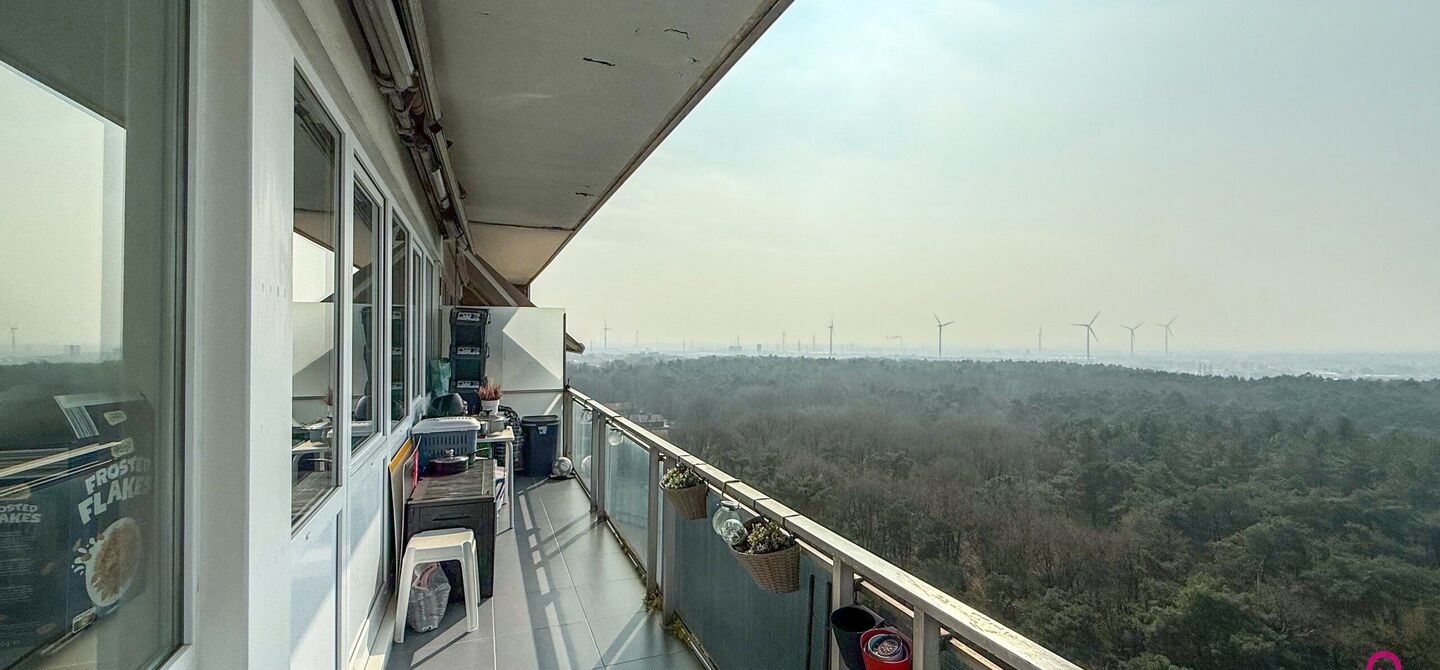 Ben jij op zoek naar een instapklaar appartement met 3 slaapkamers, een ruim terras en een prachtig uitzicht? Lees dan zeker verder.
Op de Zonneweeldelaan te Genk vinden we dit knappe appartement terug op de14de verdieping.
Het gaat hier werkelijkheid om