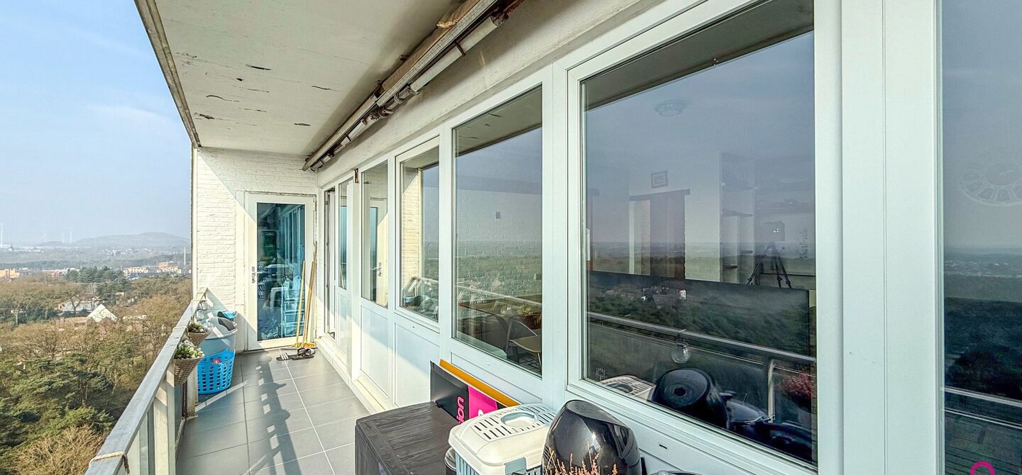 Ben jij op zoek naar een instapklaar appartement met 3 slaapkamers, een ruim terras en een prachtig uitzicht? Lees dan zeker verder.
Op de Zonneweeldelaan te Genk vinden we dit knappe appartement terug op de14de verdieping.
Het gaat hier werkelijkheid om