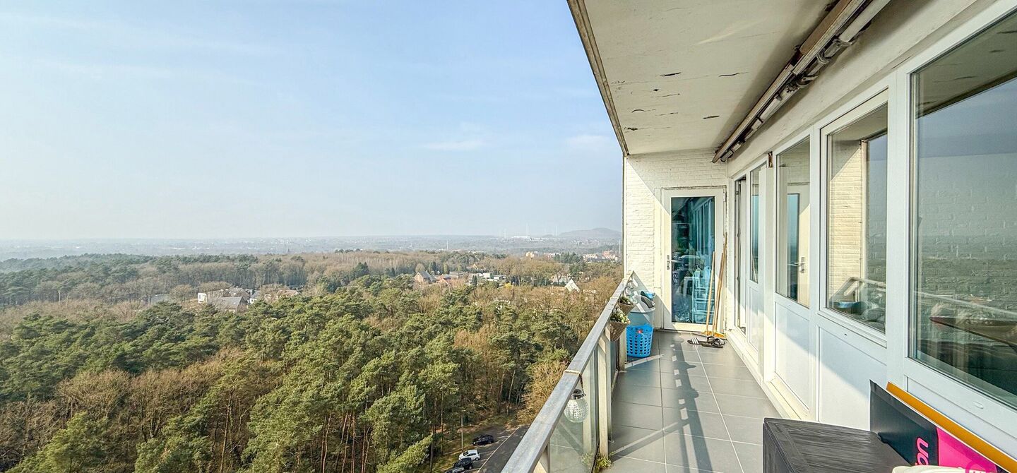 Ben jij op zoek naar een instapklaar appartement met 3 slaapkamers, een ruim terras en een prachtig uitzicht? Lees dan zeker verder.
Op de Zonneweeldelaan te Genk vinden we dit knappe appartement terug op de14de verdieping.
Het gaat hier werkelijkheid om