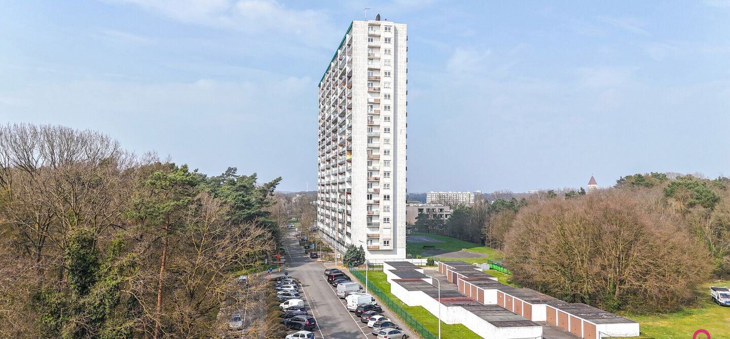 Ben jij op zoek naar een instapklaar appartement met 3 slaapkamers, een ruim terras en een prachtig uitzicht? Lees dan zeker verder.
Op de Zonneweeldelaan te Genk vinden we dit knappe appartement terug op de14de verdieping.
Het gaat hier werkelijkheid om