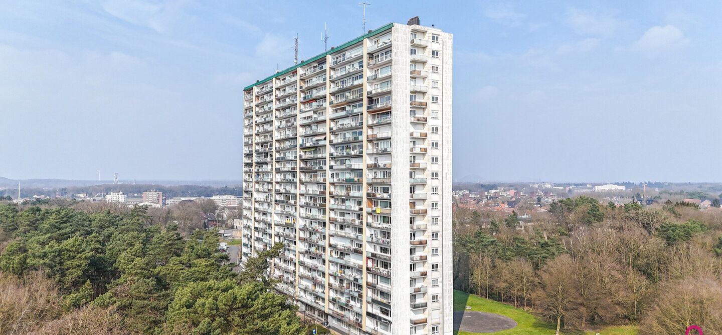 Ben jij op zoek naar een instapklaar appartement met 3 slaapkamers, een ruim terras en een prachtig uitzicht? Lees dan zeker verder.
Op de Zonneweeldelaan te Genk vinden we dit knappe appartement terug op de14de verdieping.
Het gaat hier werkelijkheid om