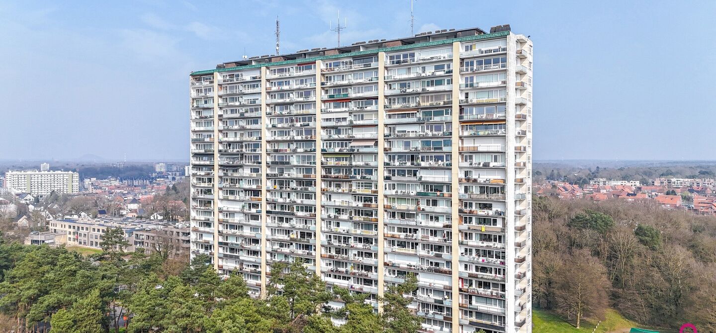 Ben jij op zoek naar een instapklaar appartement met 3 slaapkamers, een ruim terras en een prachtig uitzicht? Lees dan zeker verder.
Op de Zonneweeldelaan te Genk vinden we dit knappe appartement terug op de14de verdieping.
Het gaat hier werkelijkheid om
