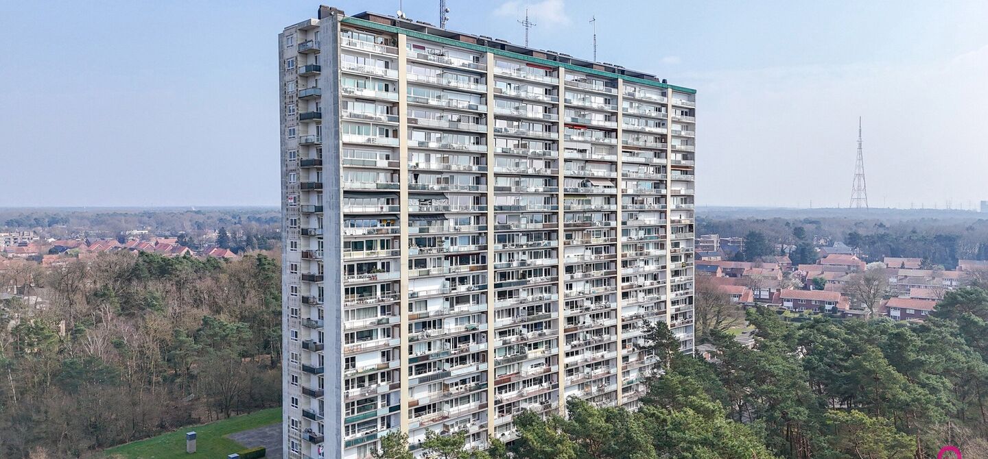 Ben jij op zoek naar een instapklaar appartement met 3 slaapkamers, een ruim terras en een prachtig uitzicht? Lees dan zeker verder.
Op de Zonneweeldelaan te Genk vinden we dit knappe appartement terug op de14de verdieping.
Het gaat hier werkelijkheid om