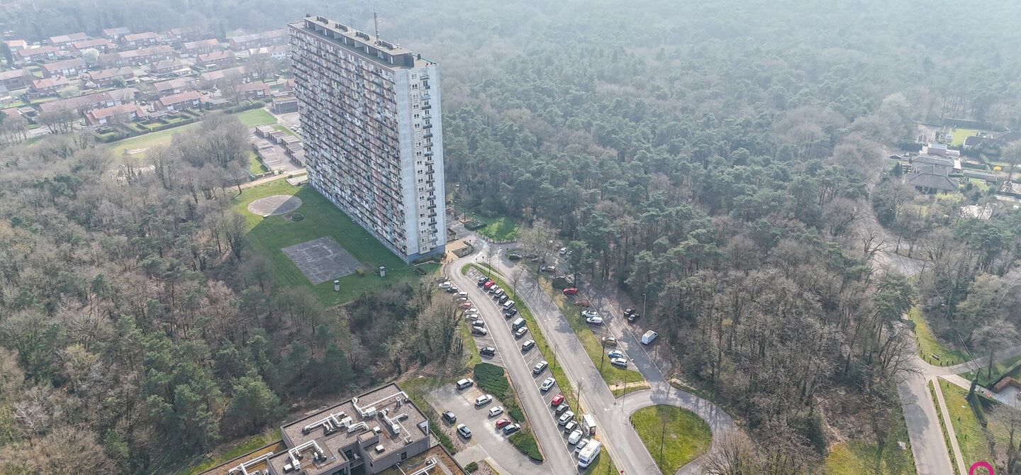 Ben jij op zoek naar een instapklaar appartement met 3 slaapkamers, een ruim terras en een prachtig uitzicht? Lees dan zeker verder.
Op de Zonneweeldelaan te Genk vinden we dit knappe appartement terug op de14de verdieping.
Het gaat hier werkelijkheid om