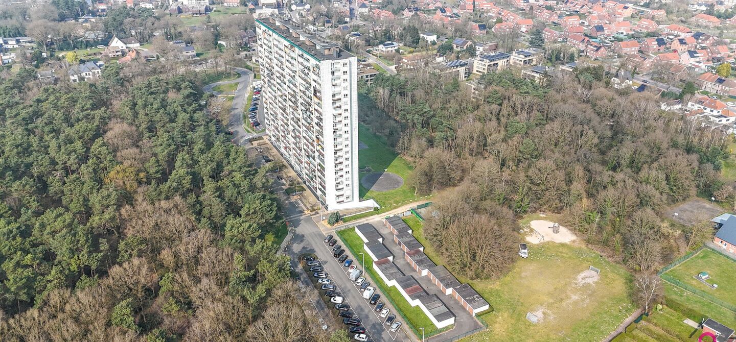 Ben jij op zoek naar een instapklaar appartement met 3 slaapkamers, een ruim terras en een prachtig uitzicht? Lees dan zeker verder.
Op de Zonneweeldelaan te Genk vinden we dit knappe appartement terug op de14de verdieping.
Het gaat hier werkelijkheid om