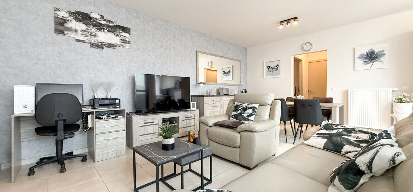 Ervaar bij ImmoFusion 7/7 &ldquo;open huis&rdquo; : klik op onze 3D-TOUR.
Ervaar vastgoed alsof je er zelf doorloopt!

Welkom in dit recent en energiezuinig appartement, gebouwd in 2022, ideaal gelegen in het centrum van Heusden. Dit instapklare appartement combi