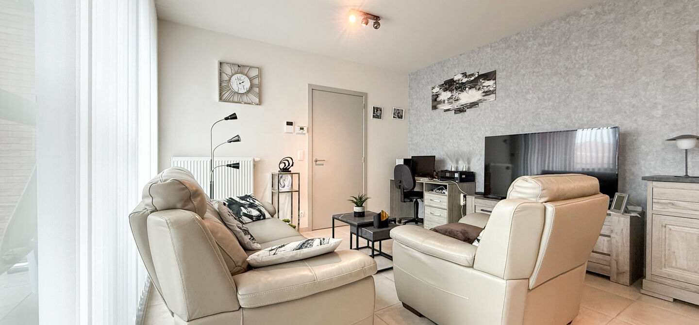 Ervaar bij ImmoFusion 7/7 &ldquo;open huis&rdquo; : klik op onze 3D-TOUR.
Ervaar vastgoed alsof je er zelf doorloopt!

Welkom in dit recent en energiezuinig appartement, gebouwd in 2022, ideaal gelegen in het centrum van Heusden. Dit instapklare appartement combi