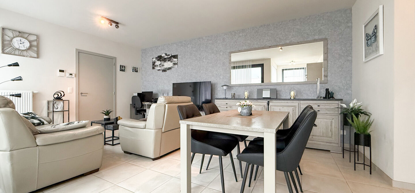 Ervaar bij ImmoFusion 7/7 &ldquo;open huis&rdquo; : klik op onze 3D-TOUR.
Ervaar vastgoed alsof je er zelf doorloopt!

Welkom in dit recent en energiezuinig appartement, gebouwd in 2022, ideaal gelegen in het centrum van Heusden. Dit instapklare appartement combi