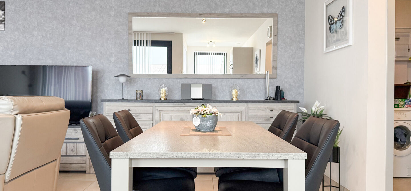 Ervaar bij ImmoFusion 7/7 &ldquo;open huis&rdquo; : klik op onze 3D-TOUR.
Ervaar vastgoed alsof je er zelf doorloopt!

Welkom in dit recent en energiezuinig appartement, gebouwd in 2022, ideaal gelegen in het centrum van Heusden. Dit instapklare appartement combi