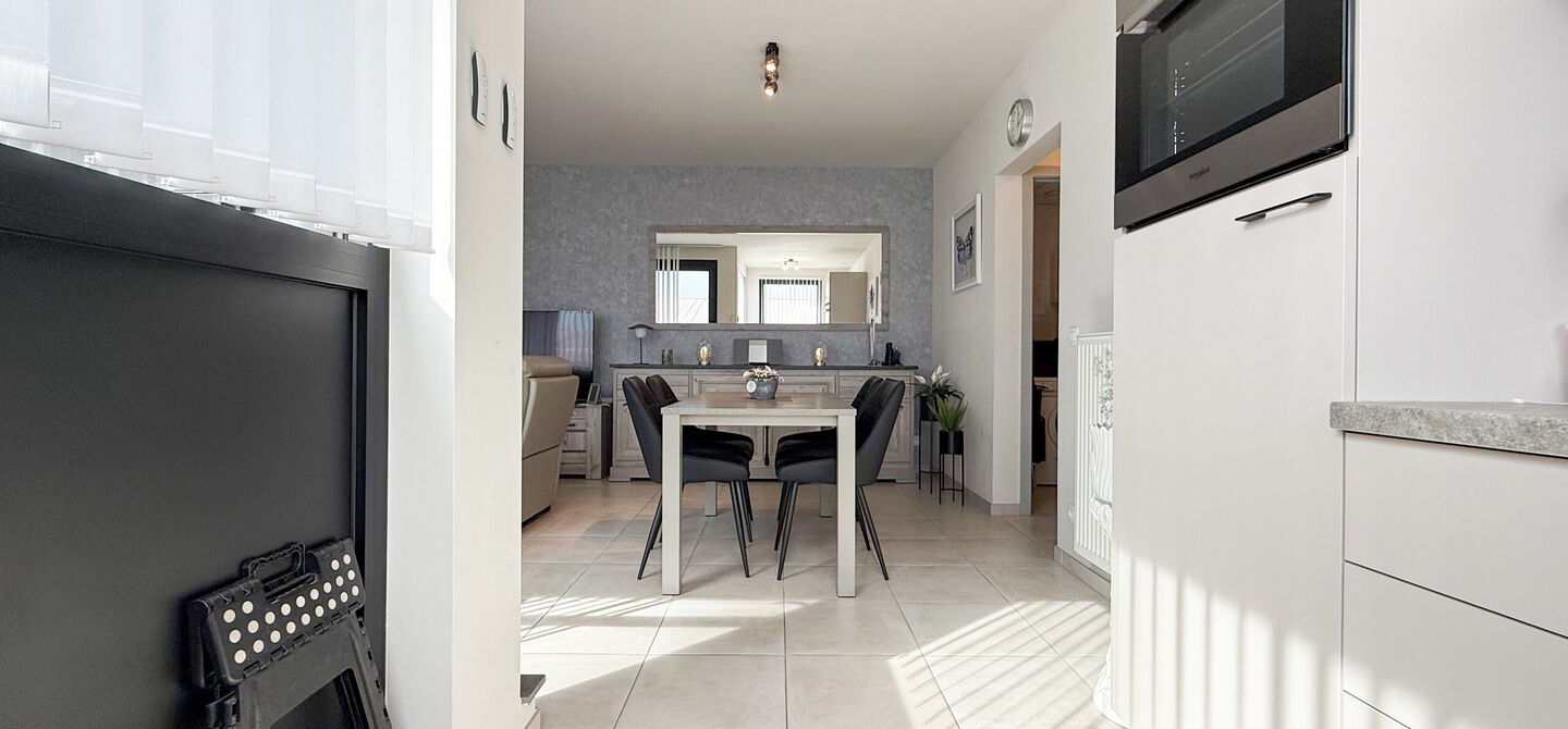 Ervaar bij ImmoFusion 7/7 &ldquo;open huis&rdquo; : klik op onze 3D-TOUR.
Ervaar vastgoed alsof je er zelf doorloopt!

Welkom in dit recent en energiezuinig appartement, gebouwd in 2022, ideaal gelegen in het centrum van Heusden. Dit instapklare appartement combi