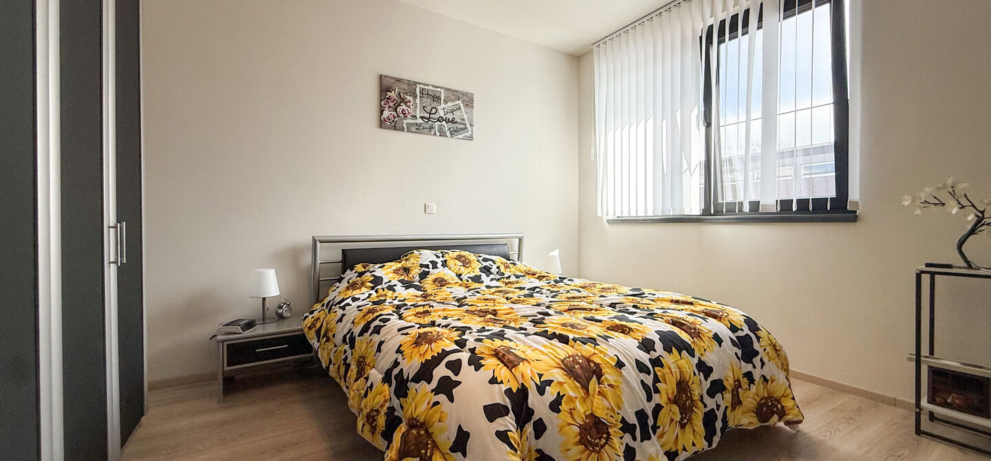 Ervaar bij ImmoFusion 7/7 &ldquo;open huis&rdquo; : klik op onze 3D-TOUR.
Ervaar vastgoed alsof je er zelf doorloopt!

Welkom in dit recent en energiezuinig appartement, gebouwd in 2022, ideaal gelegen in het centrum van Heusden. Dit instapklare appartement combi