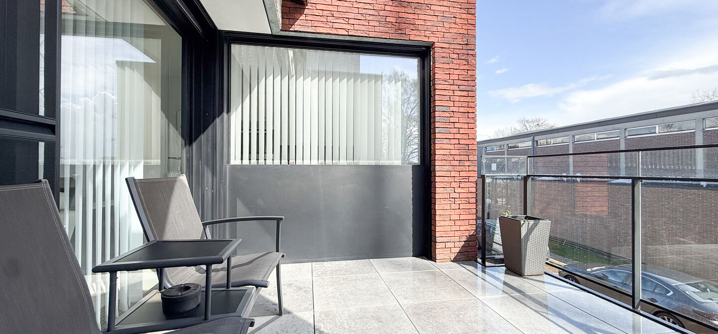 Ervaar bij ImmoFusion 7/7 &ldquo;open huis&rdquo; : klik op onze 3D-TOUR.
Ervaar vastgoed alsof je er zelf doorloopt!

Welkom in dit recent en energiezuinig appartement, gebouwd in 2022, ideaal gelegen in het centrum van Heusden. Dit instapklare appartement combi