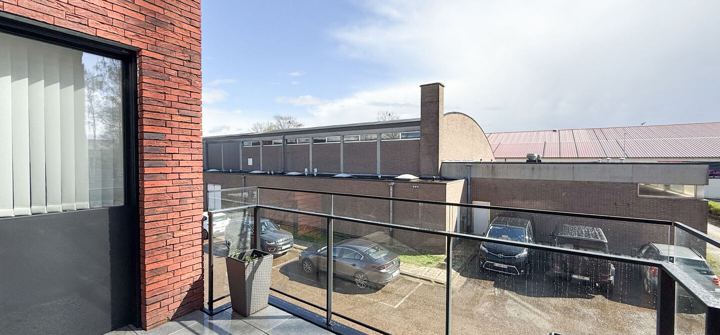 Ervaar bij ImmoFusion 7/7 &ldquo;open huis&rdquo; : klik op onze 3D-TOUR.
Ervaar vastgoed alsof je er zelf doorloopt!

Welkom in dit recent en energiezuinig appartement, gebouwd in 2022, ideaal gelegen in het centrum van Heusden. Dit instapklare appartement combi